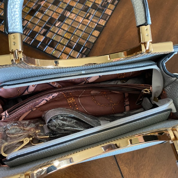 Brand new, beautiful silver purse with adjustable and detachable shoulder strap. - Picture 4 of 6